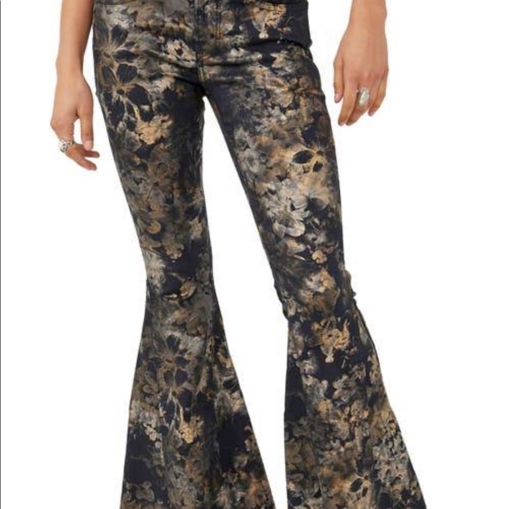 Inferno Flare Jeans 2022 fall trend 
FREE PEOPLE